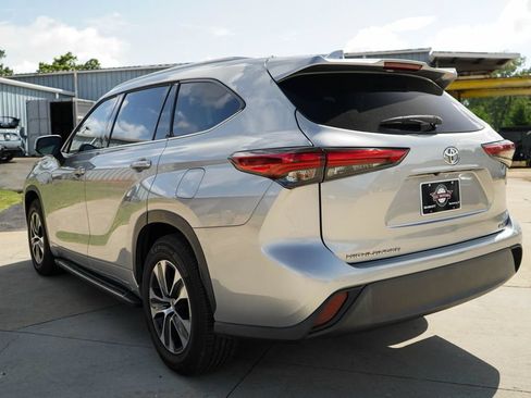 Used 2022 Toyota Highlander XLE FWD image 4