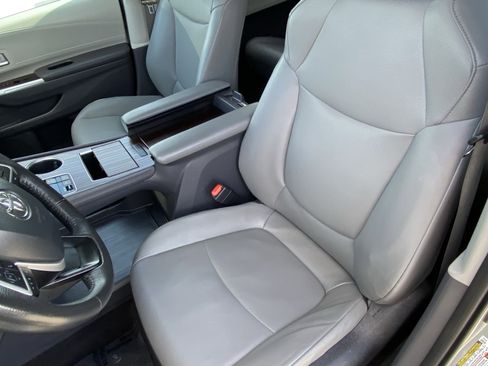 Certified 2024 Toyota Sienna XLE FWD image 28