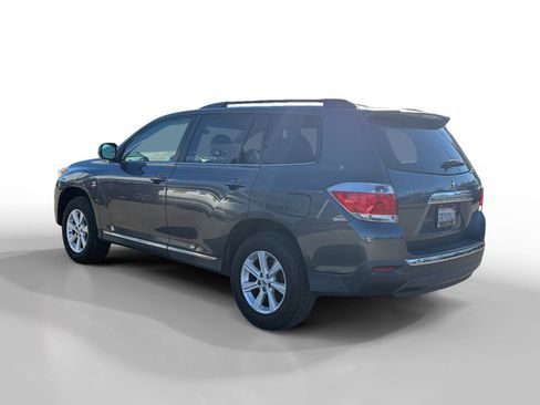 Used 2013 Toyota Highlander Plus image 3