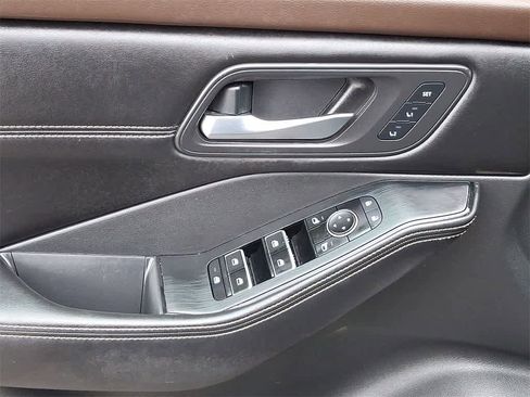 Used 2022 Nissan Rogue SL w/ SL Premium Package image 10