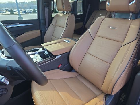 Used 2025 Cadillac Escalade Premium Luxury image 15