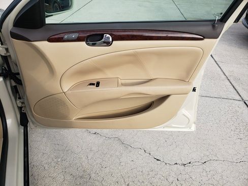 Used 2011 Buick Lucerne CXL image 19