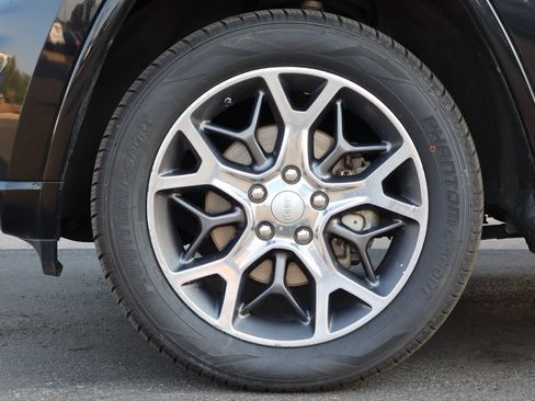 Used 2019 Jeep Grand Cherokee Overland AWD/4WD image 25