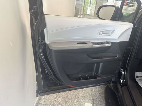 Used 2026 Toyota Sienna LE FWD image 14