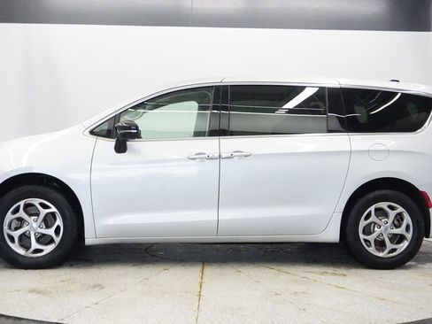 Used 2024 Chrysler Pacifica Limited AWD/4WD image 2