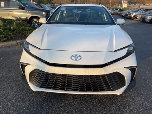 Used 2025 Toyota Camry SE w/ Convenience Package image 3