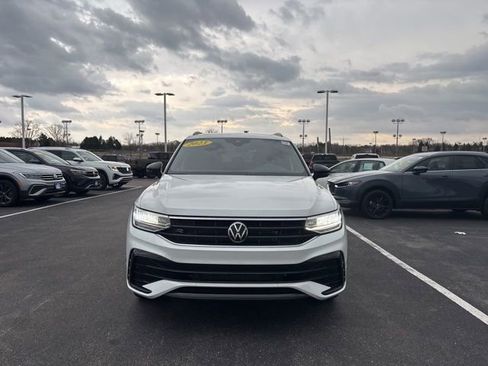 Certified 2023 Volkswagen Tiguan SE R-Line image 4