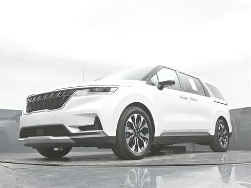 Used 2022 Kia Carnival EX image 31