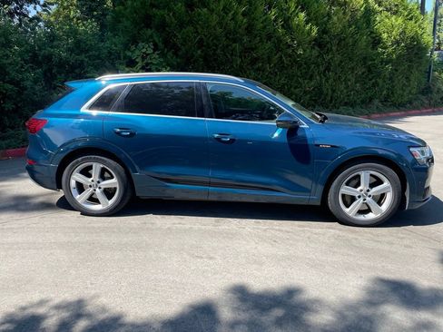 Used 2019 Audi e-tron Prestige w/ Prestige Package AWD/4WD image 3