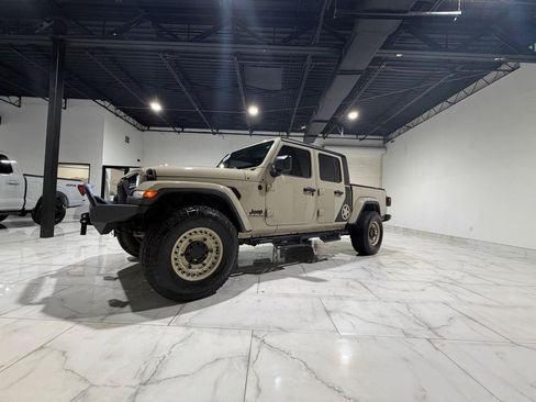 Used 2020 Jeep Gladiator Overland w/ Popular Equipment Package AWD/4WD image 6