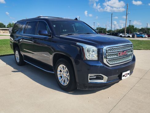 Used 2018 GMC Yukon XL SLT w/ Open Road Package AWD/4WD image 3