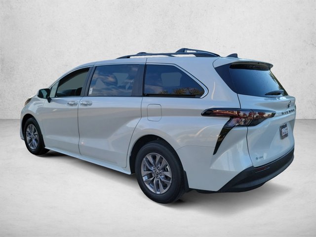 Used 2026 Toyota Sienna XLE FWD image 8
