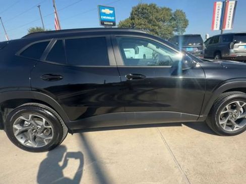 Used 2025 Chevrolet Trax LT FWD image 9
