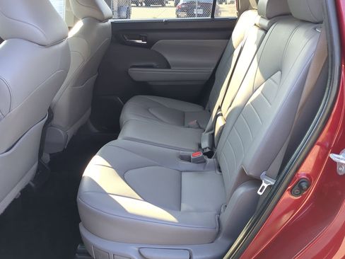 Used 2022 Toyota Highlander XLE image 27