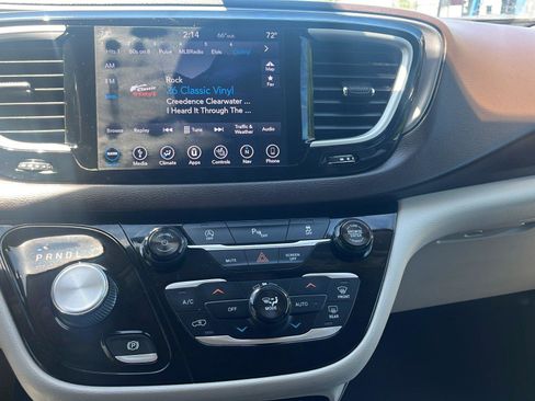 Used 2018 Chrysler Pacifica Touring-L FWD image 14