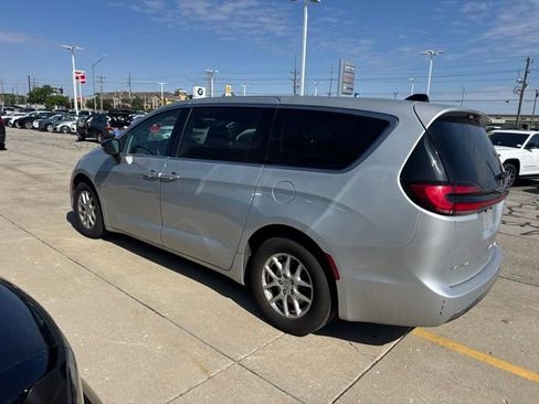 Used 2024 Chrysler Pacifica Touring-L FWD image 5