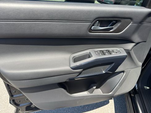 Used 2025 Nissan Pathfinder S FWD image 9