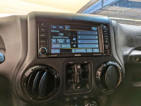 Used 2016 Jeep Wrangler Unlimited Sahara image 13