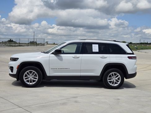 Certified 2023 Jeep Grand Cherokee Laredo w/ Luxury Tech Group I AWD/4WD image 5