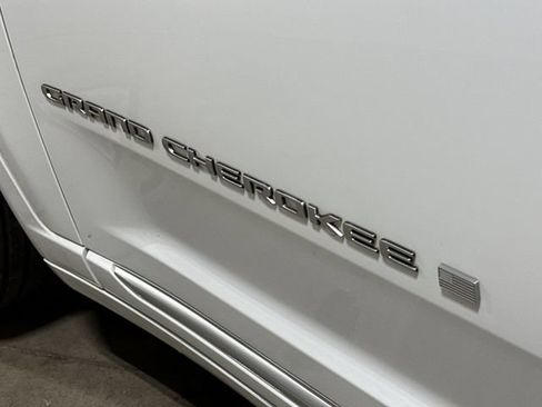 Used 2023 Jeep Grand Cherokee Summit AWD/4WD image 27