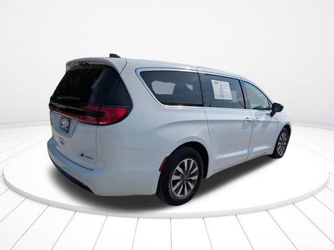 Used 2024 Chrysler Pacifica Limited FWD image 4