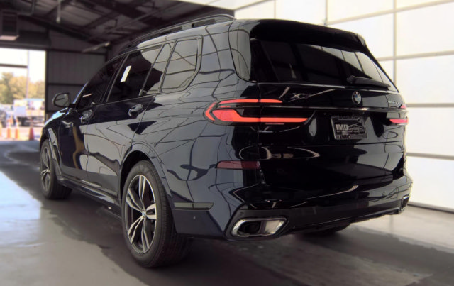 Used 2023 BMW X7 xDrive40i w/ M Sport Package AWD/4WD image 5
