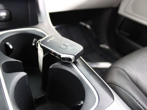 Used 2024 Kia Carnival LX image 25