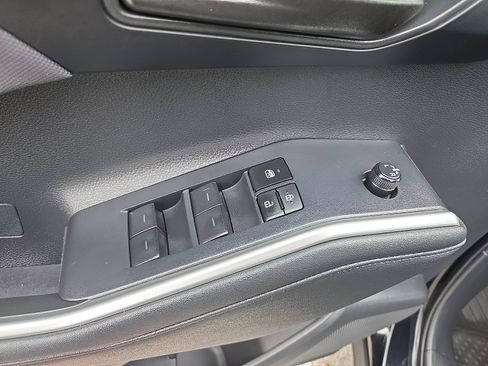 Used 2023 Toyota Highlander LE FWD image 15