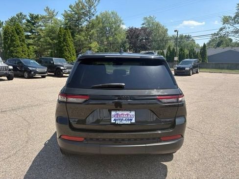 Used 2023 Jeep Grand Cherokee Limited w/ Black Appearance Package AWD/4WD image 4