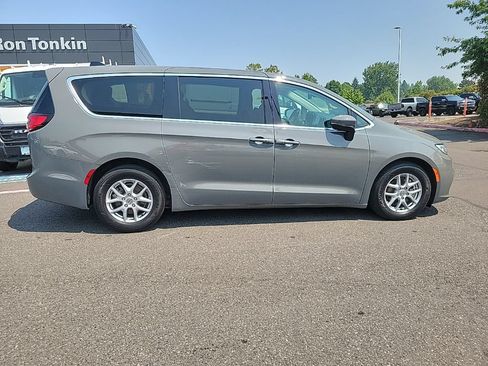 Used 2023 Chrysler Pacifica Touring-L FWD image 6