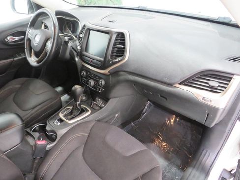 Used 2015 Jeep Cherokee Latitude w/ Comfort/Convenience Group image 8