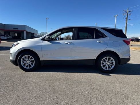 Used 2021 Chevrolet Equinox LS w/ LS Convenience Package image 3