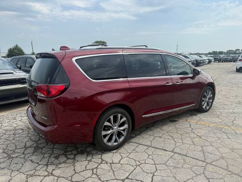 Used 2018 Chrysler Pacifica Limited w/ Tire & Wheel Group FWD image 6