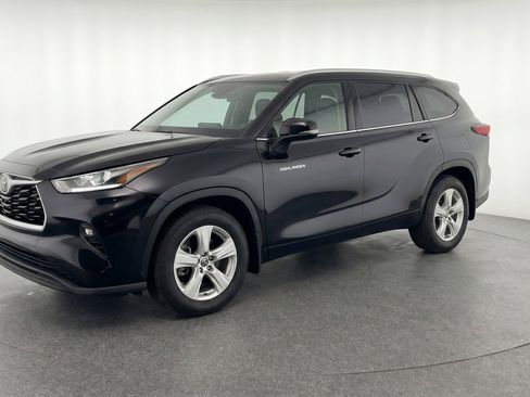 Used 2025 Toyota Highlander LE image 3