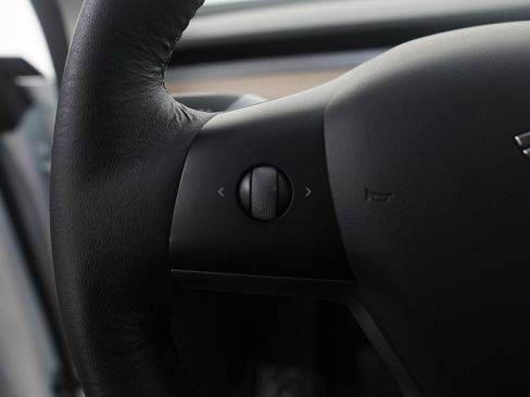 Used 2022 Tesla Model Y Long Range image 19