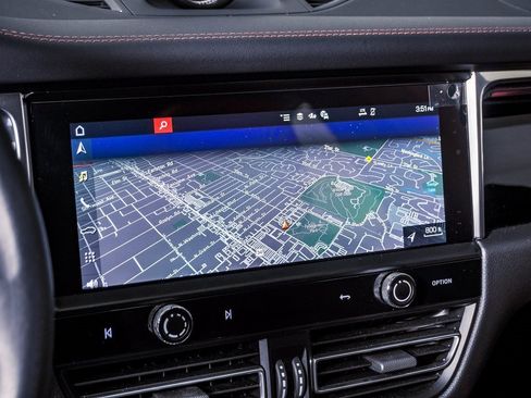 Certified 2025 Porsche Macan image 20