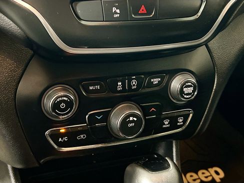 Used 2020 Jeep Cherokee Latitude Plus image 27