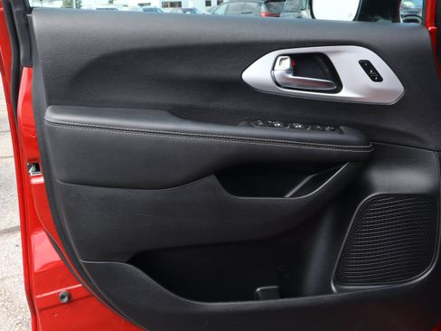 Used 2025 Chrysler Pacifica Limited FWD image 13