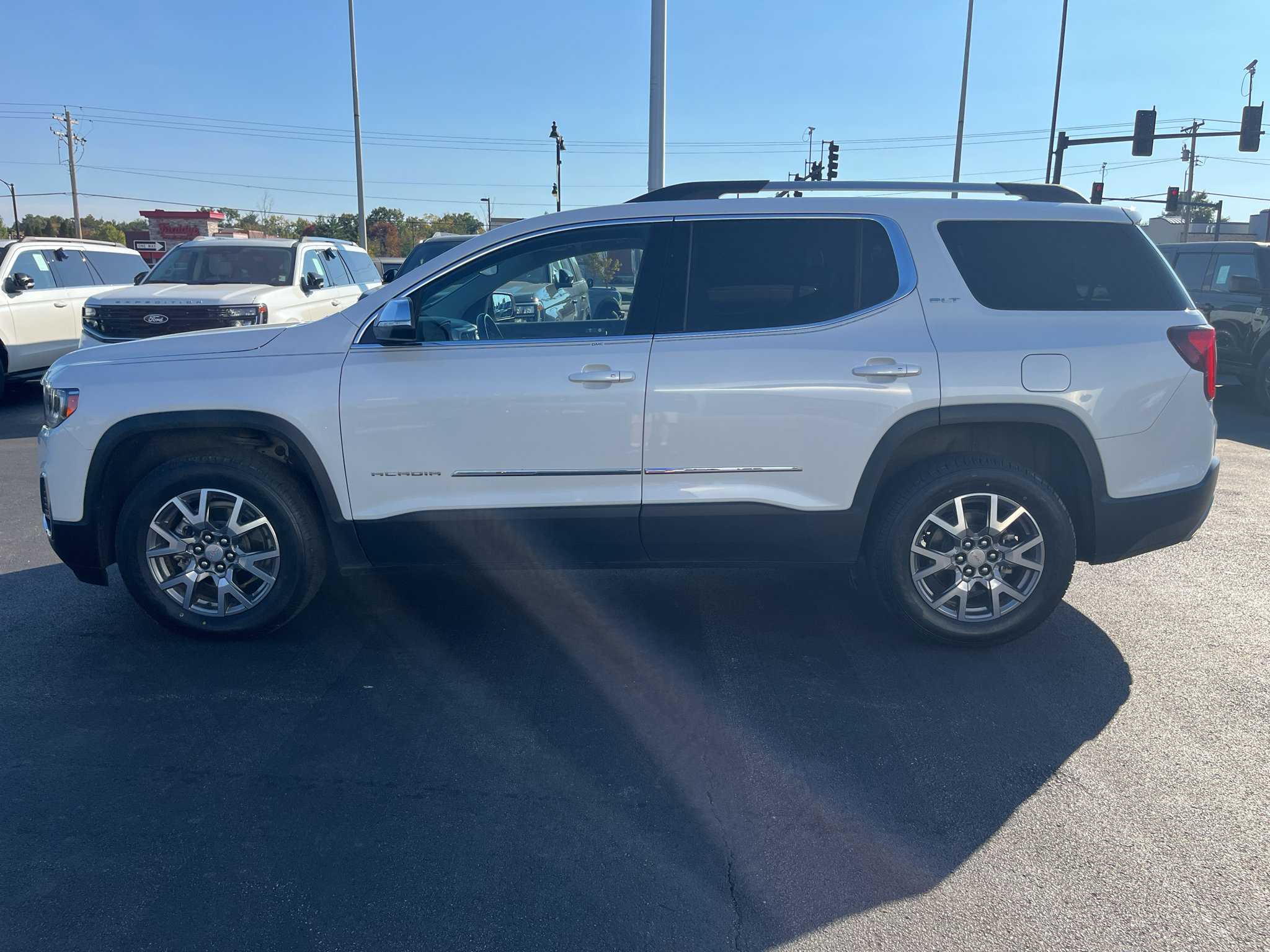 Used 2021 GMC Acadia SLT w/ LPO, Bright Accent Package FWD image 4