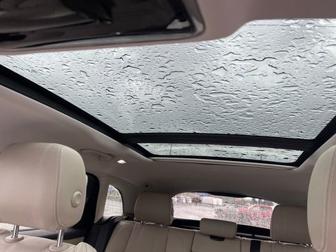 Used 2018 Land Rover Range Rover Velar S image 13