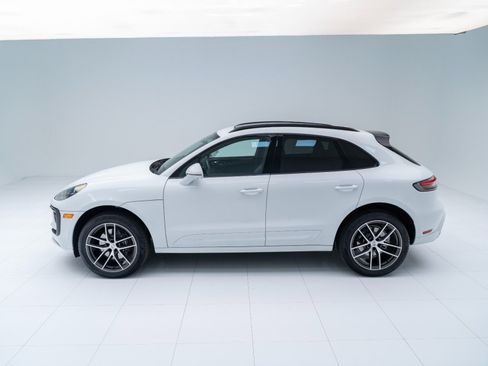 Certified 2026 Porsche Macan AWD/4WD image 2