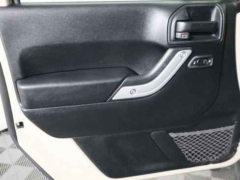 Used 2018 Jeep Wrangler Rubicon w/ Power Convenience Group image 32