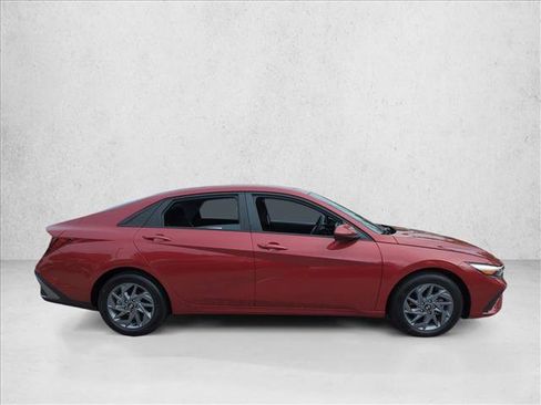 Used 2024 Hyundai Elantra SEL image 4