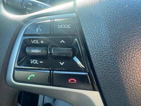 Used 2017 Hyundai Elantra SE image 18