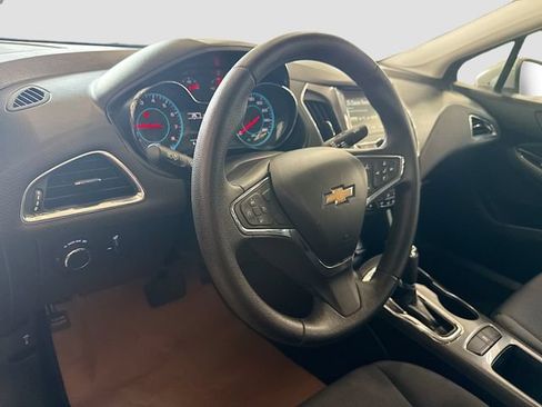 Used 2018 Chevrolet Cruze LT w/ Convenience Package FWD image 10