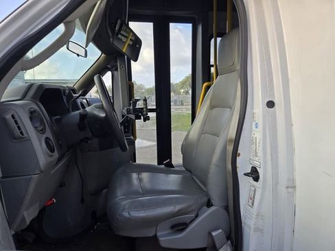 Used 2011 Ford E-450 and Econoline 450 Super Duty RWD image 16