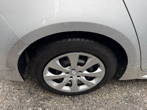 Used 2022 Toyota Corolla LE FWD image 12