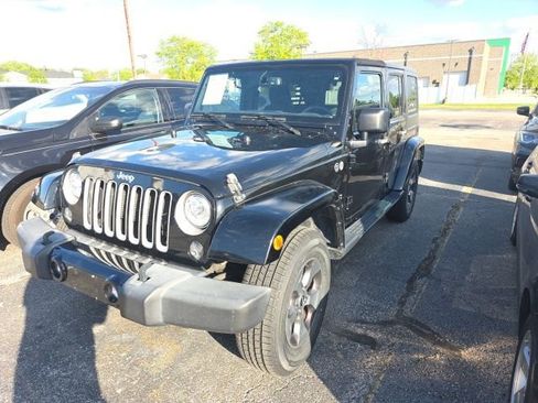Used 2018 Jeep Wrangler Unlimited Sahara w/ Connectivity Group AWD/4WD image 1