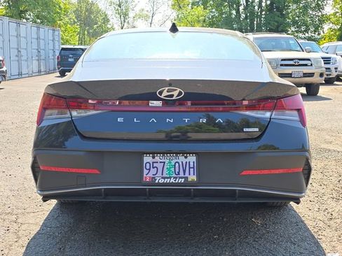 Used 2025 Hyundai Elantra Hybrid FWD image 4