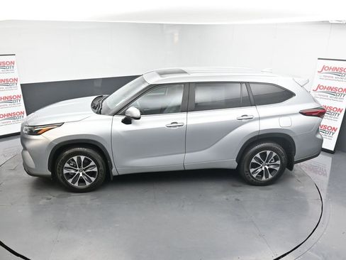 Used 2023 Toyota Highlander XLE image 29